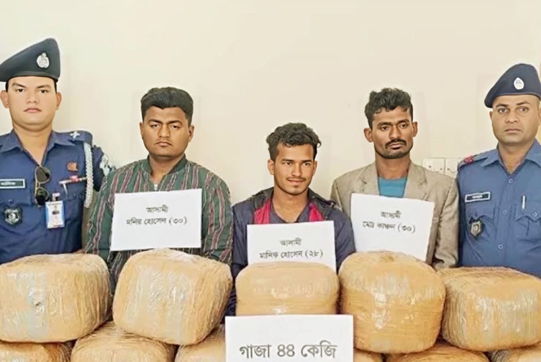 চাঁদপুরের মেঘনায় ট্রলার থেকে ৪৪ কেজি গাঁজাসহ গ্রেফতার ৩