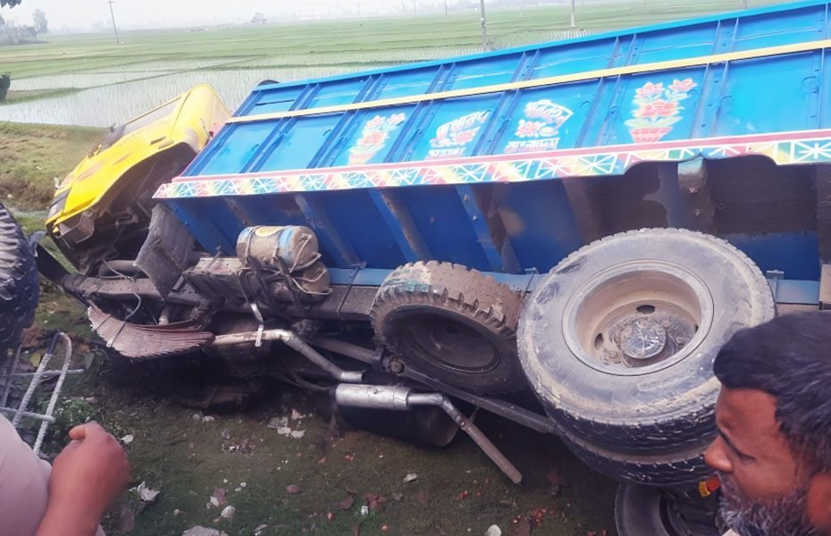 জয়পুরহাটে নিয়ন্ত্রণ হারিয়ে ট্রাকের নিচে ভ্যান, প্রাণ গেল ভ্যান চালকের