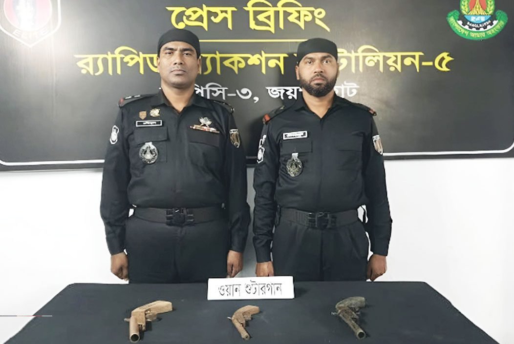 নওগাঁয় আলু ক্ষেত থেকে ৩টি ওয়ান শ্যুটার গান উদ্ধার