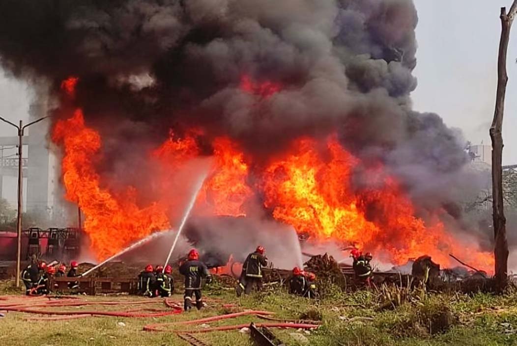 নারায়ণগঞ্জ শহরে বিআইডব্লিউটি এর গুদামে ভয়াবহ আগুন, নিয়ন্ত্রণে ৭ ইউনিট
