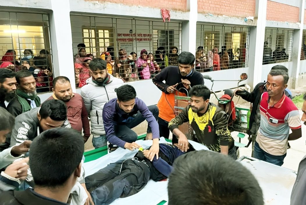 পাবনায় পূর্ব বিরোধের জেরে যুবককে কুপিয়ে হত্যা