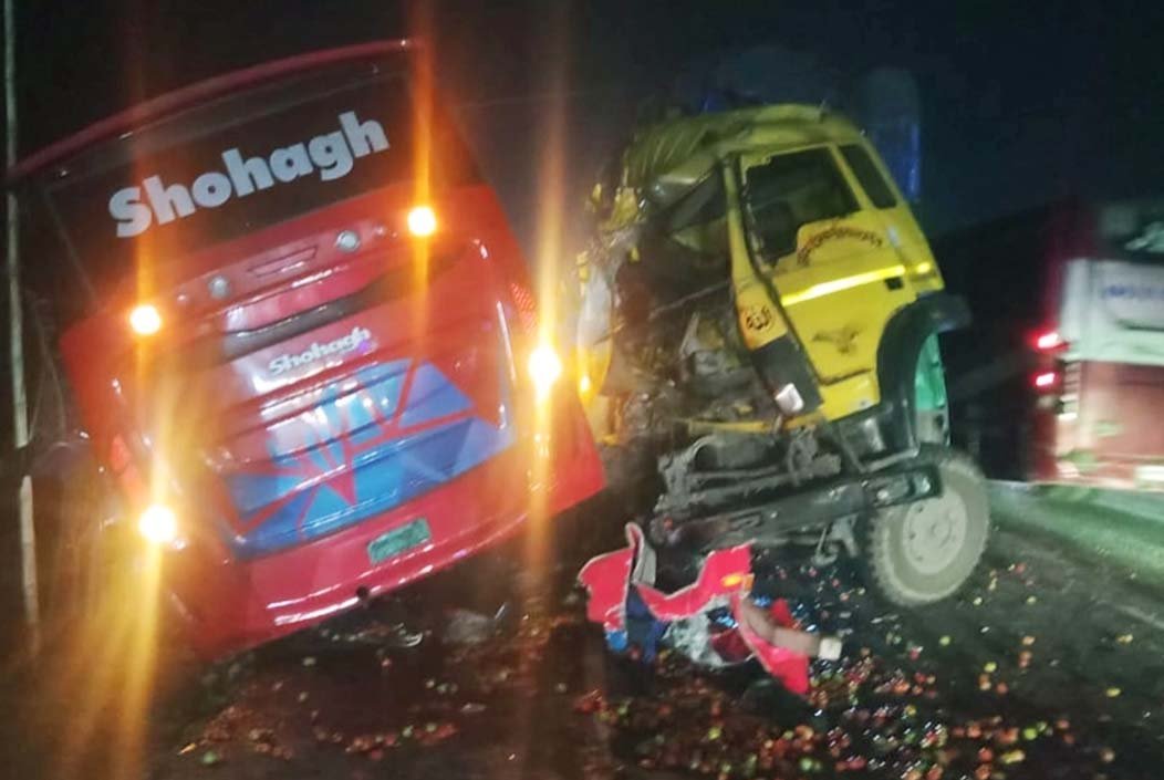 ফরিদপুরের ভাঙ্গায় বাস ও ট্রাকের সংঘর্ষে চালক নিহত