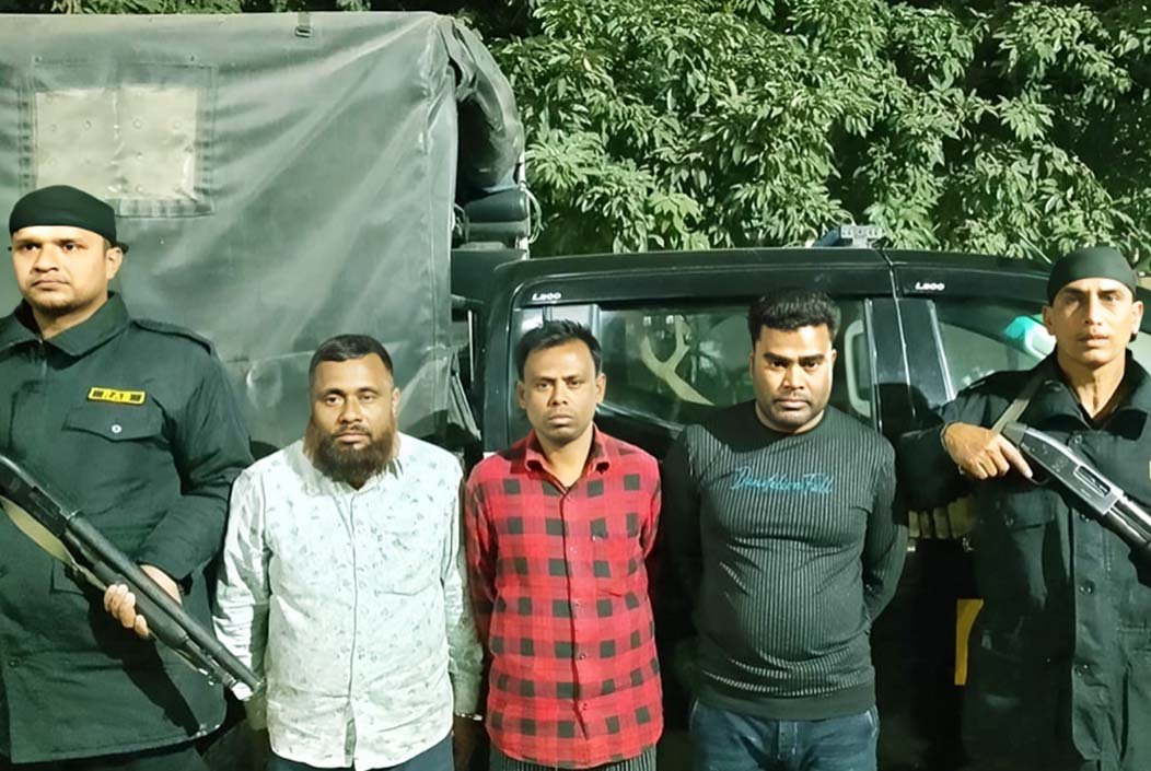 বগুড়ার শাজাহানপুরে পণ্যবাহী ট্রাক আটকে চাঁদাবাজি, সাবেক ইউপি সদস্যসহ আটক ৩