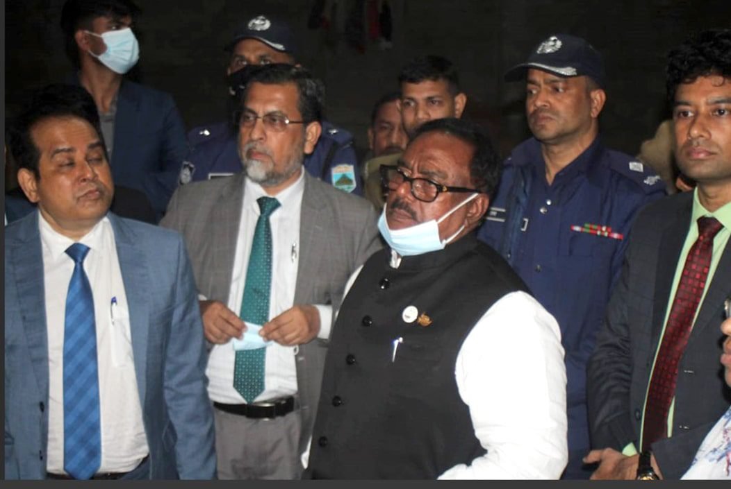বগুড়ার শেরপুরে চাল কলের গুদামে খাদ্য মন্ত্রীর অভিযান