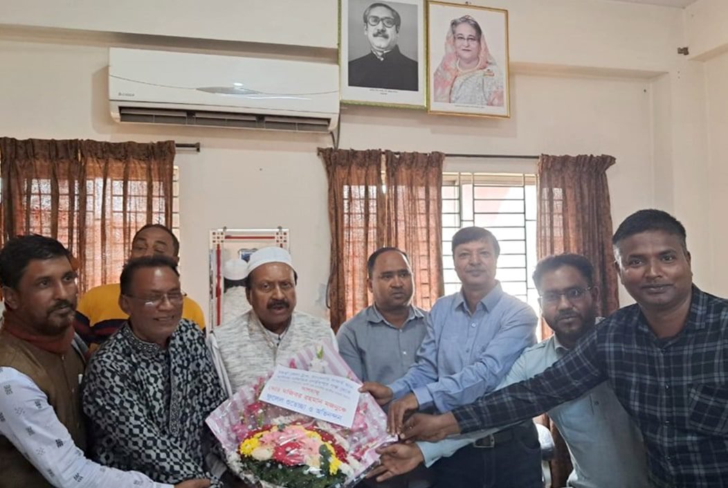 বগুড়ার শেরপুরে নবনির্বাচিত এমপিকে মালিক সমিতির ফুলেল শ...