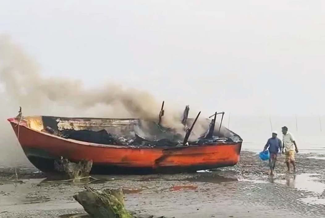 বঙ্গোপসাগরে গ্যাস সিলিন্ডার বিস্ফোরণে মাছ ধরার ট্রলার পুড়ে ছাই, দগ্ধ ২