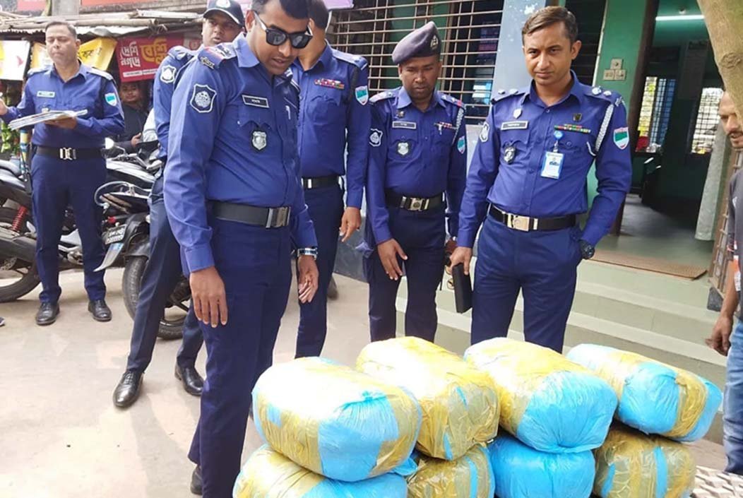 বাগেরহাট শহরে পুলিশ দেখে ১৬ কেজি গাঁজা রেখে পালিয়ে যায় ২ মাদক কারবারি