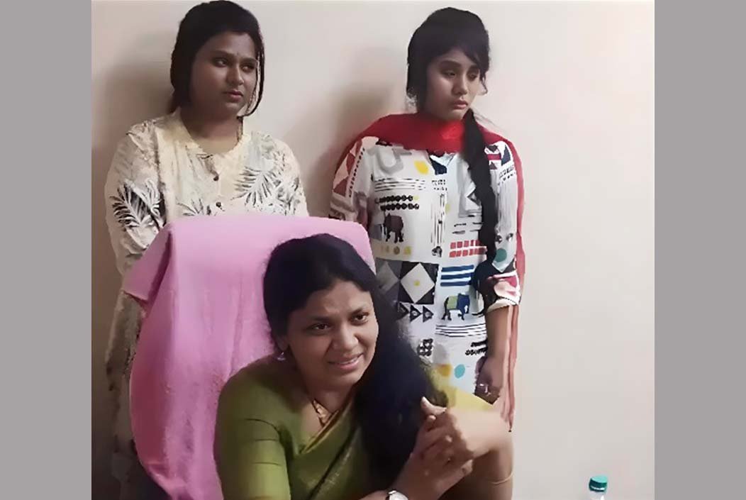 ভারতে ঘুষ গ্রহণের সময় টাকাসহ ধরা পড়লেন নারী সরকারি কর্মকর্তা