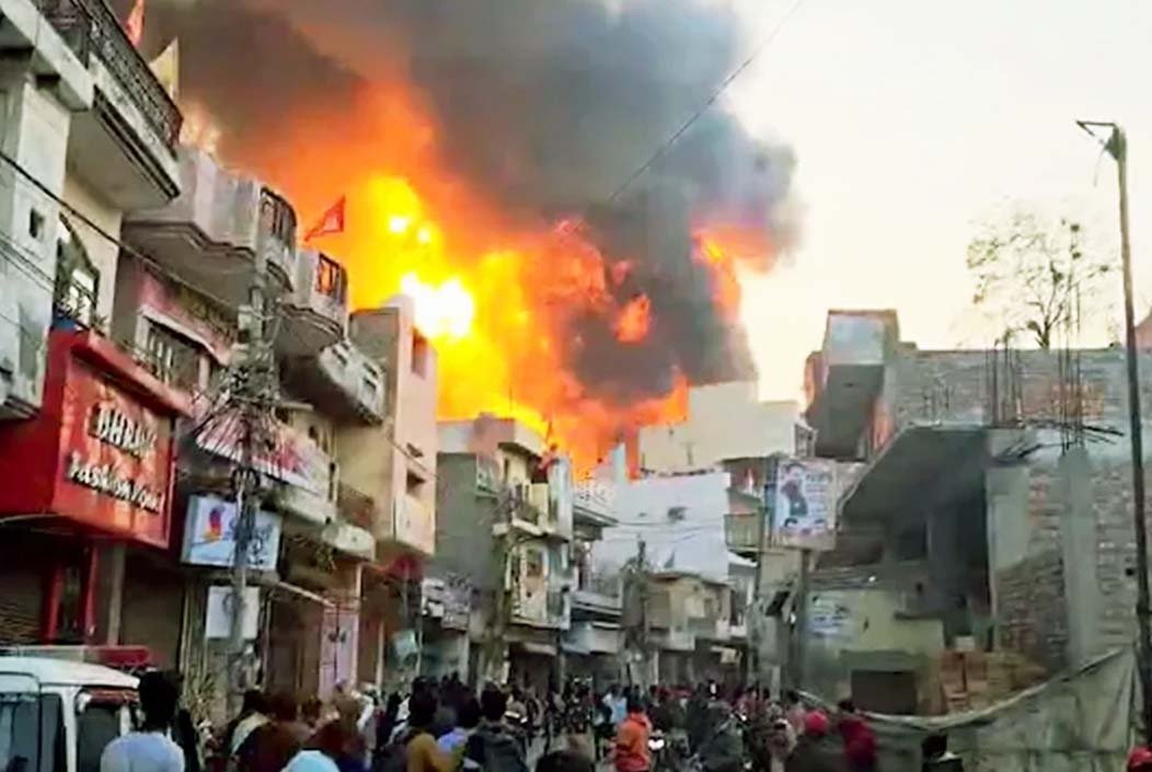 ভারতের দিল্লিতে রঙের কারখানায় অগ্নিকাণ্ড, নিহত ১১