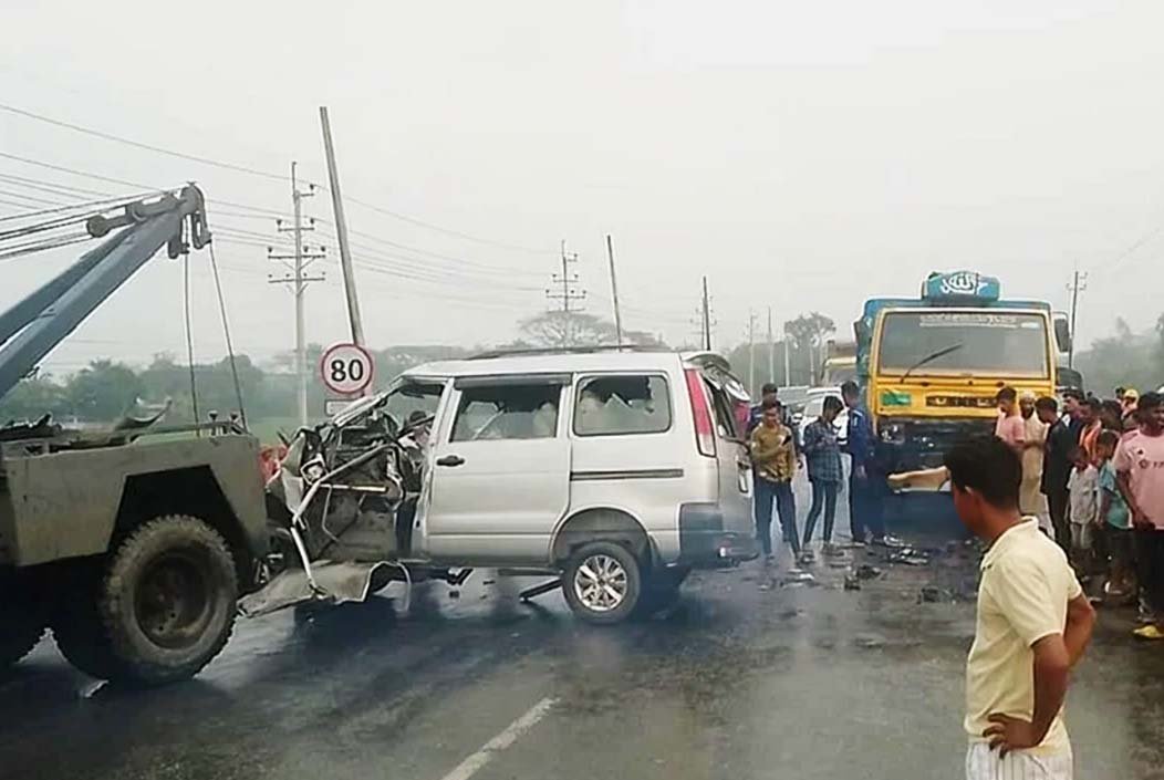 মায়ের লাশ দেখতে ইতালি থেকে ফেরার পথে সড়ক দুর্ঘটনায় ছেলে...