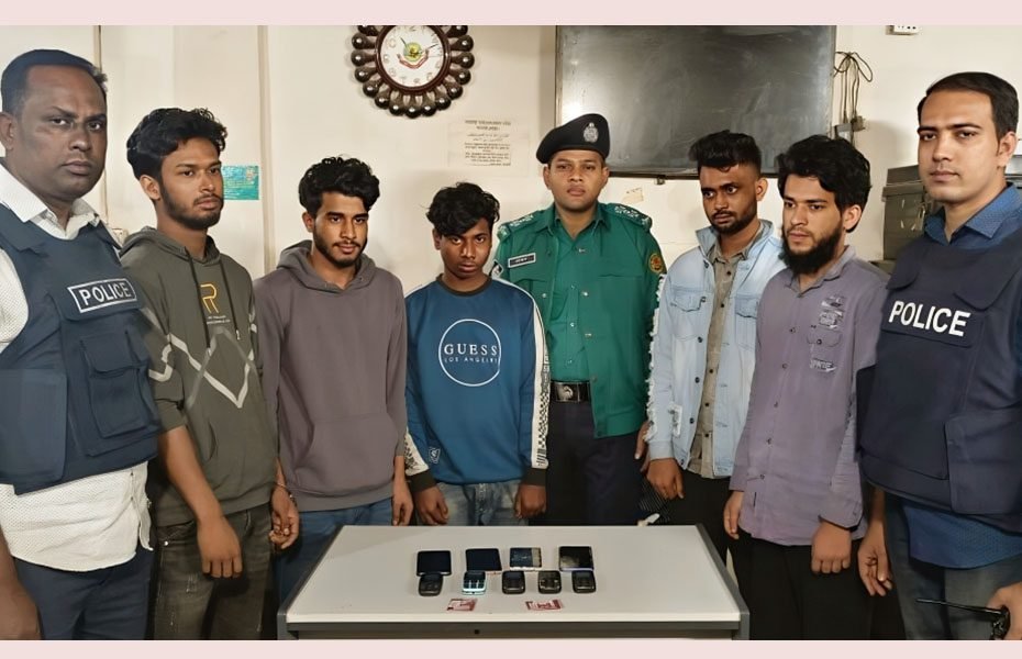 রাজধানীর বাড্ডায় প্রতারক চক্রের ৫ সদস্য গ্রেফতার