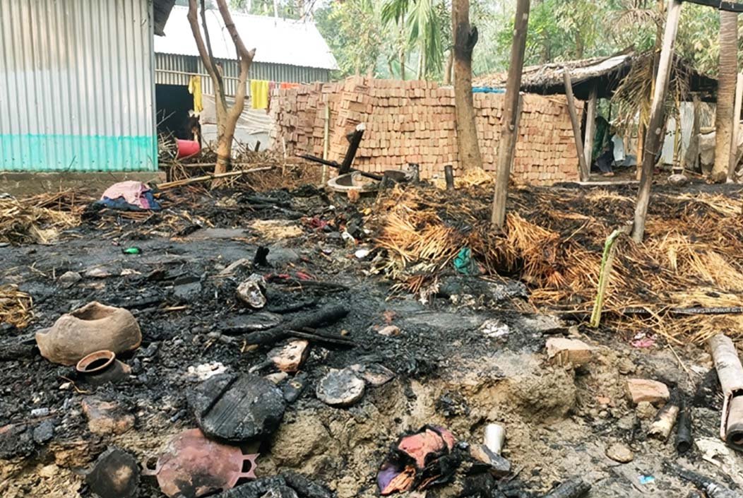 রাজবাড়ীর সদরে আগুনে পুড়ে বৃদ্ধার মৃত্যু, আহত ১