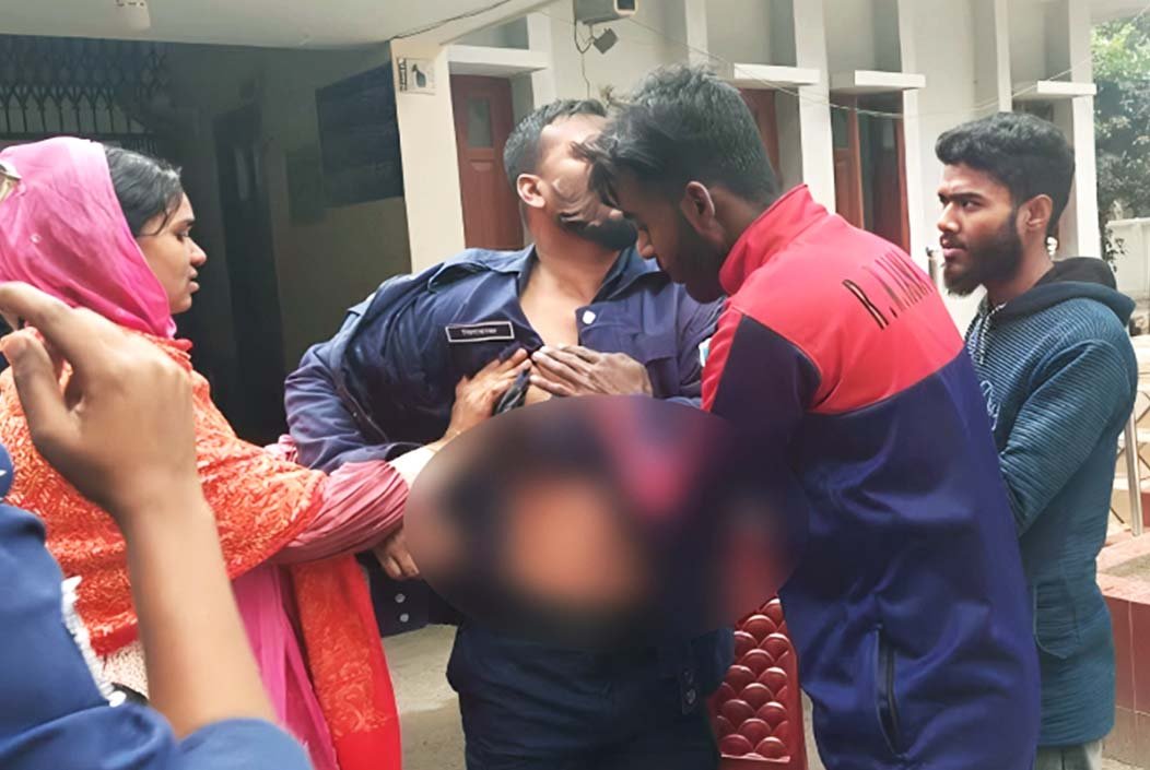 রাজশাহীর দুর্গাপুরে থানার সামনে প্রকাশ্যে পুলিশ সদস্যকে ছুরিকাঘাত