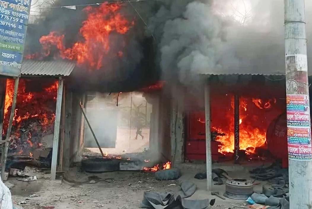 লক্ষ্মীপুরে ভয়াবহ অগ্নিকাণ্ডে ১১টি দোকান পুড়ে ছাই