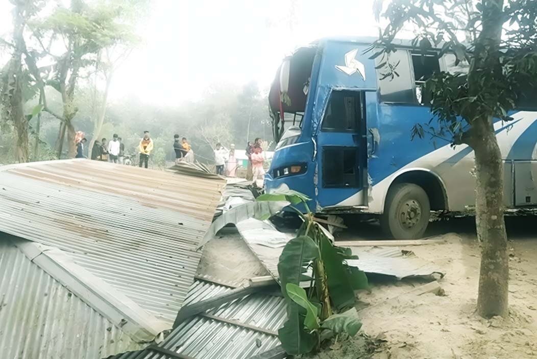 শেরপুরের শ্রীবরদীতে রাস্তা ছেড়ে বাড়িতে ঢুকলো দ্রুতগতির বাস, নিহত ১, আহত ১০