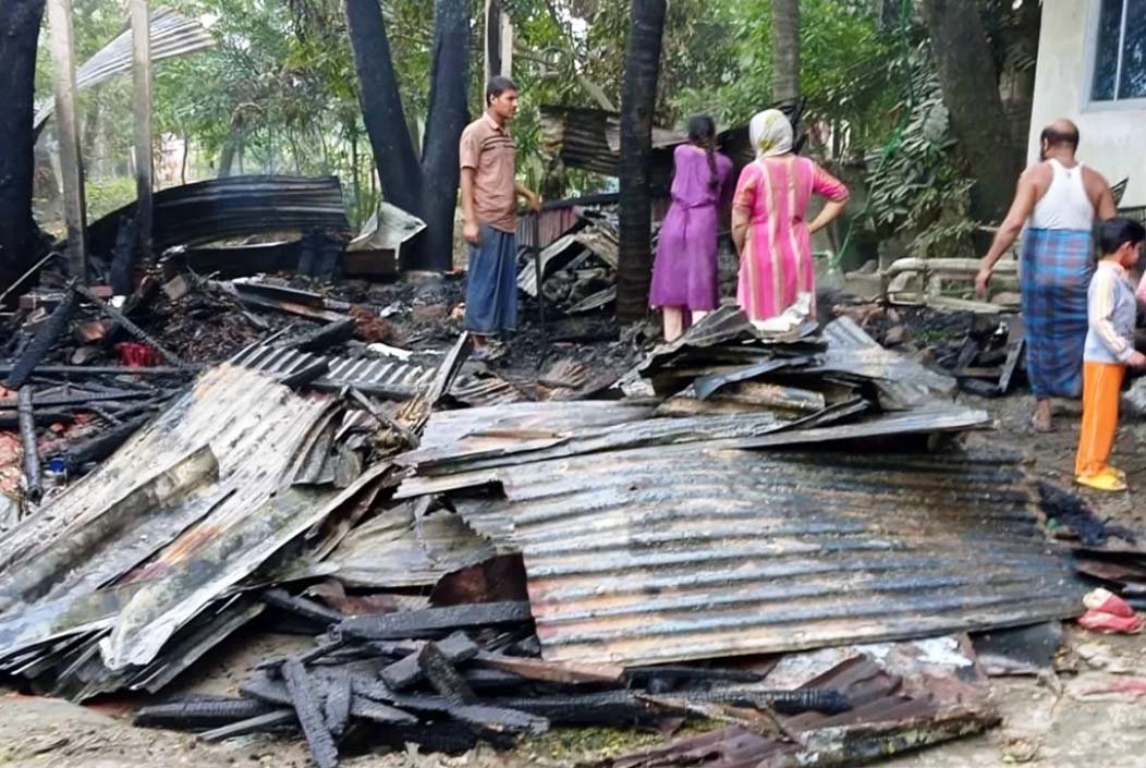 সীতাকুণ্ডে দুর্বৃত্তদের দেওয়া আগুনে ব্যবসায়ীর ঘর পুড়ে ছাই