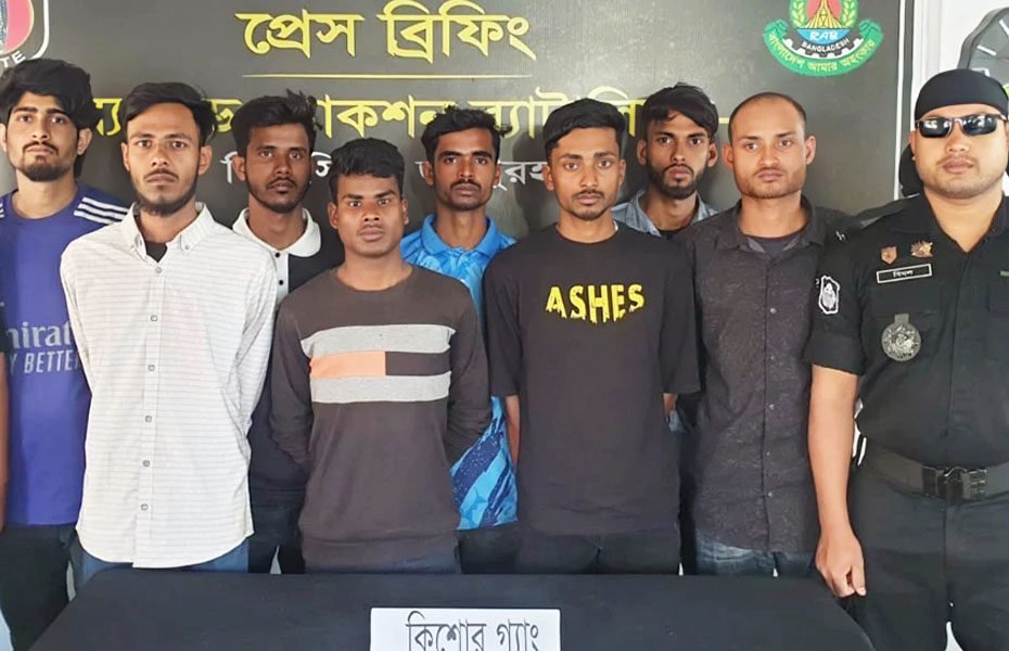 জয়পুরহাটে কিশোর গ্যাংয়ের ৮ সদস্য গ্রেফতার