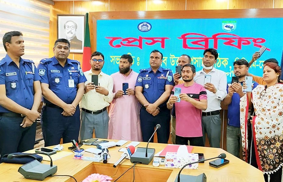 ঠাকুরগাঁওয়ে হারিয়ে যাওয়া ২৫টি মোবাইল ফোন উদ্ধার