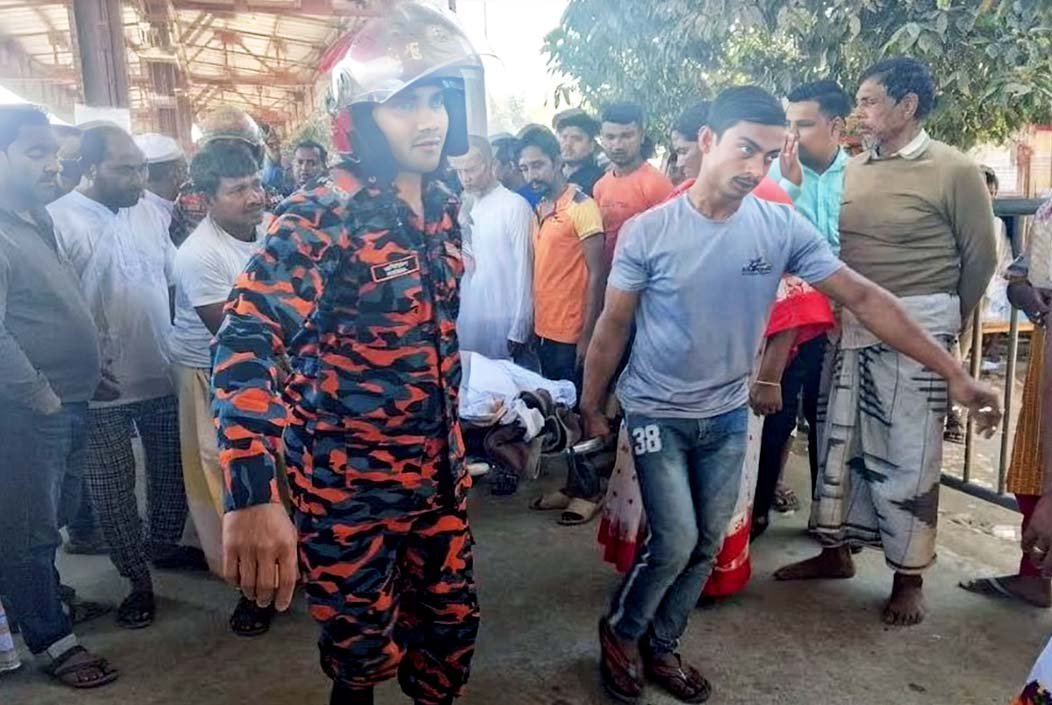 দিনাজপুরের বিরামপুরে ট্রেনে উঠতে গিয়ে পা পিছলে পড়ে ব্যবসায়ীর মৃত্যু