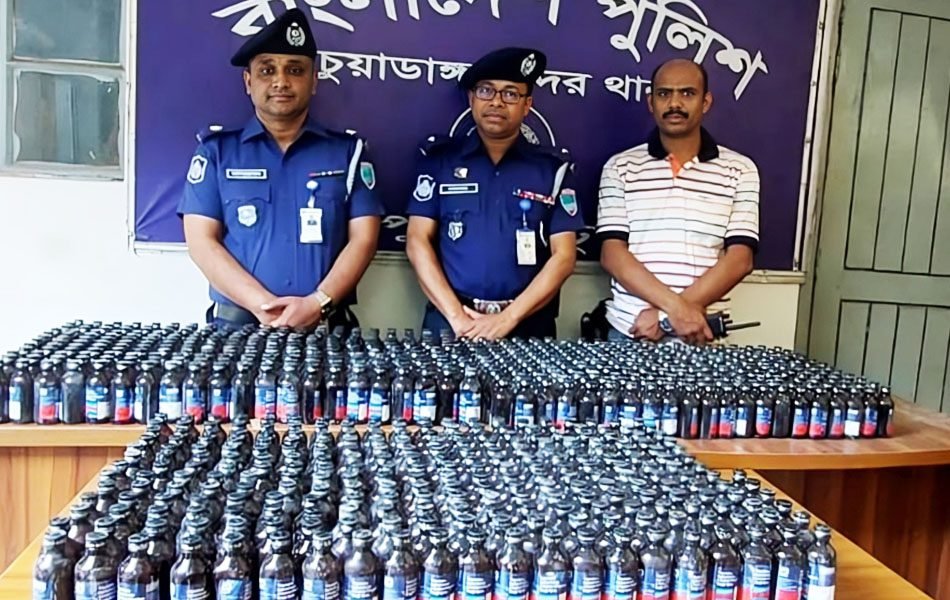 দুর্ঘটনাকবলিত পিকআপ ভ্যানে মিলল ৭৭০ বোতল ফেনসিডিল