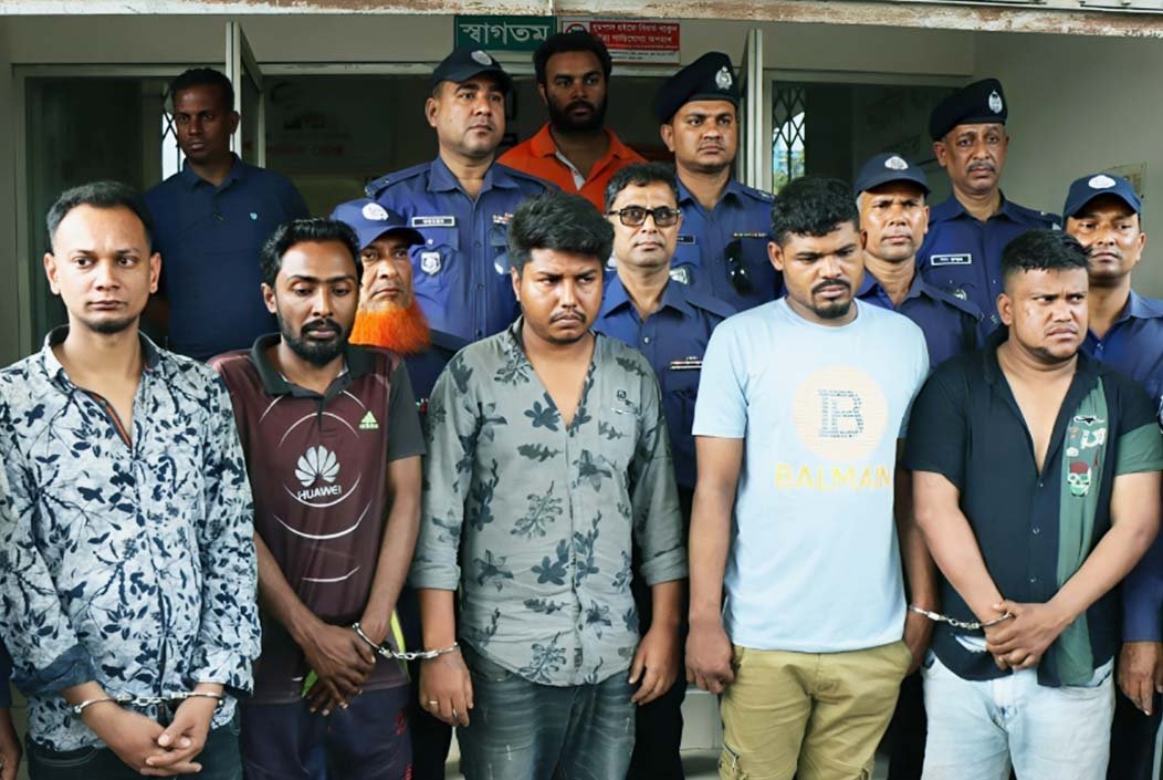 নাটোরে আদালত চত্বরে যুবককে কুপিয়ে জখম, আটক ৫