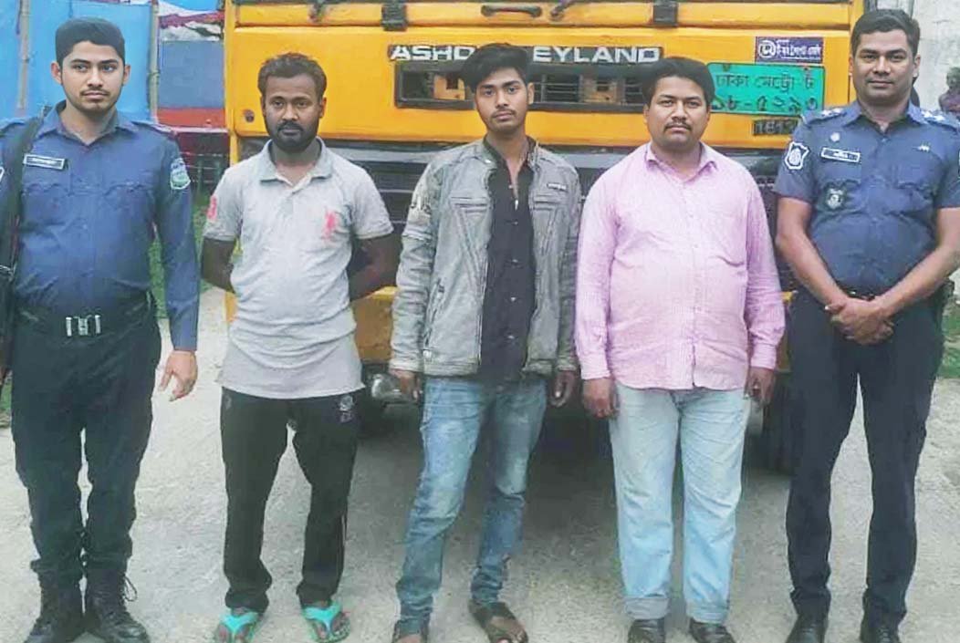 নেত্রকোনার কলমাকান্দা সীমান্তে ভারতীয় চিনি জব্দ, গ্রেফতার ৩