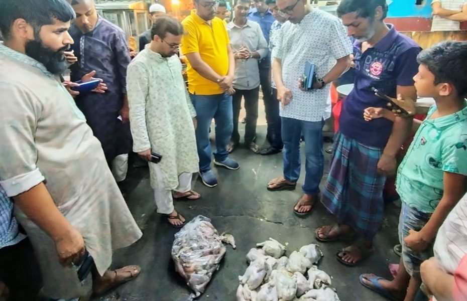 বগুড়ায় খাবার হোটেল থেকে ৪০ কেজি মরা মুরগির মাংস জব্দ