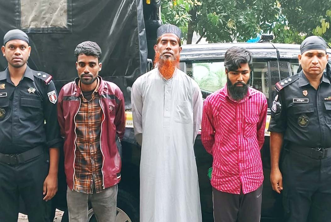 বগুড়ার শাজাহানপুরে পণ্যবাহী ট্রাক থেকে চাঁদা তোলার সময় আটক ৩