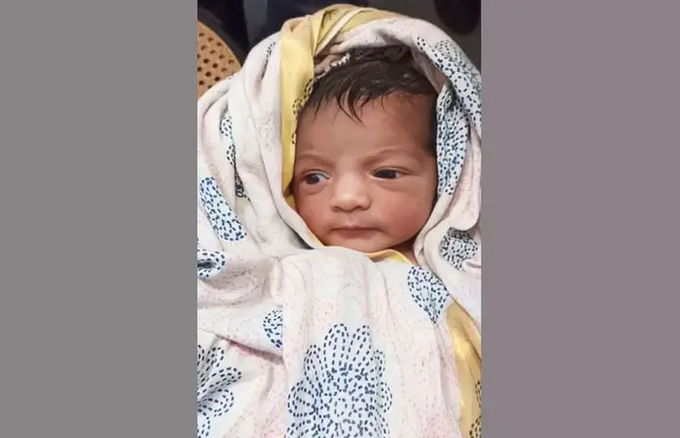 বরিশালের গৌরনদীতে সড়কের পাশে ঝোপ থেকে নবজাতক উদ্ধার