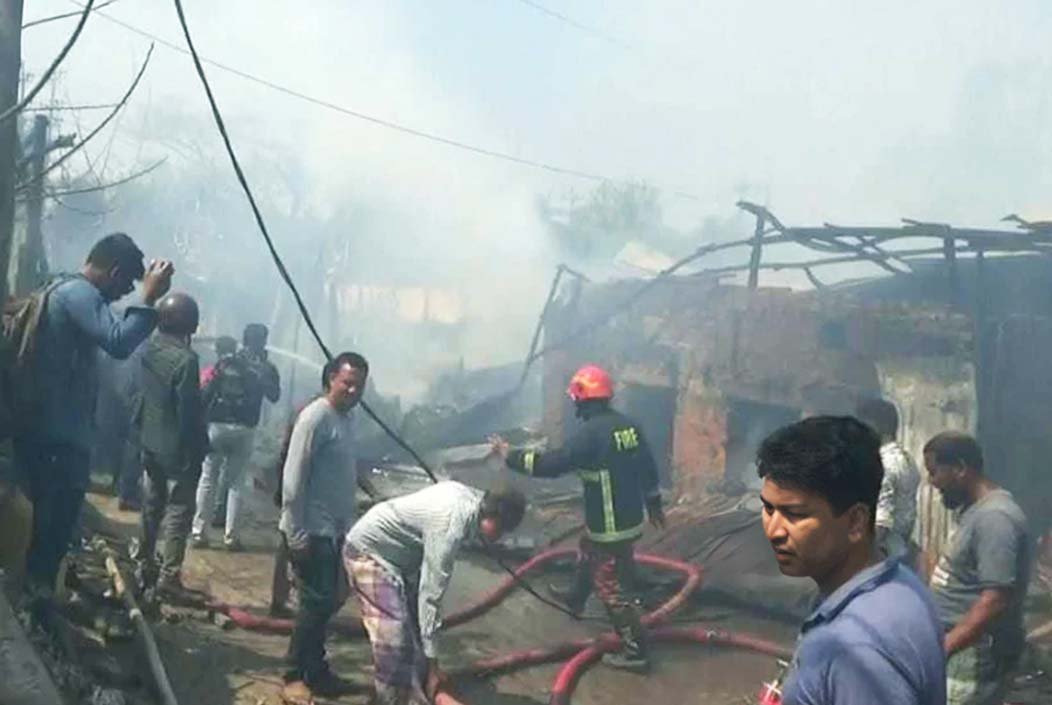 বাগেরহাট শহরে মশার কয়েল তৈরির কারখানা আগুনে পুড়ে ছাই
