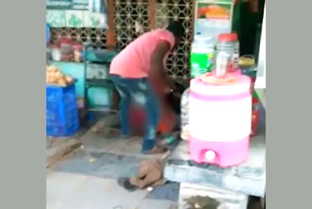 ভারতের অন্ধ্রপ্রদেশে জনসম্মুখে স্ত্রীকে কুপিয়ে হত্যা