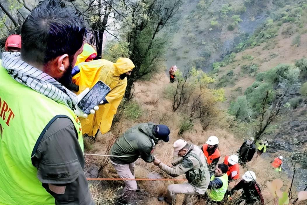 ভারতের কাশ্মীরে নিয়ন্ত্রণ হারিয়ে গভীর খাদে ট্যাক্সি, নিহত ১০
