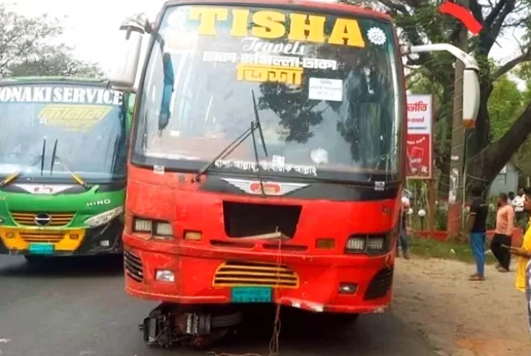 মুন্সীগঞ্জের গজারিয়ায় বাসের নিচে মোটরসাইকেল, চালক নিহত
