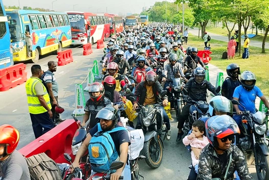 ঈদ যাত্রার শেষ দিনে বঙ্গবন্ধু এক্সপ্রেসওয়েতে যাত্রীর চাপ