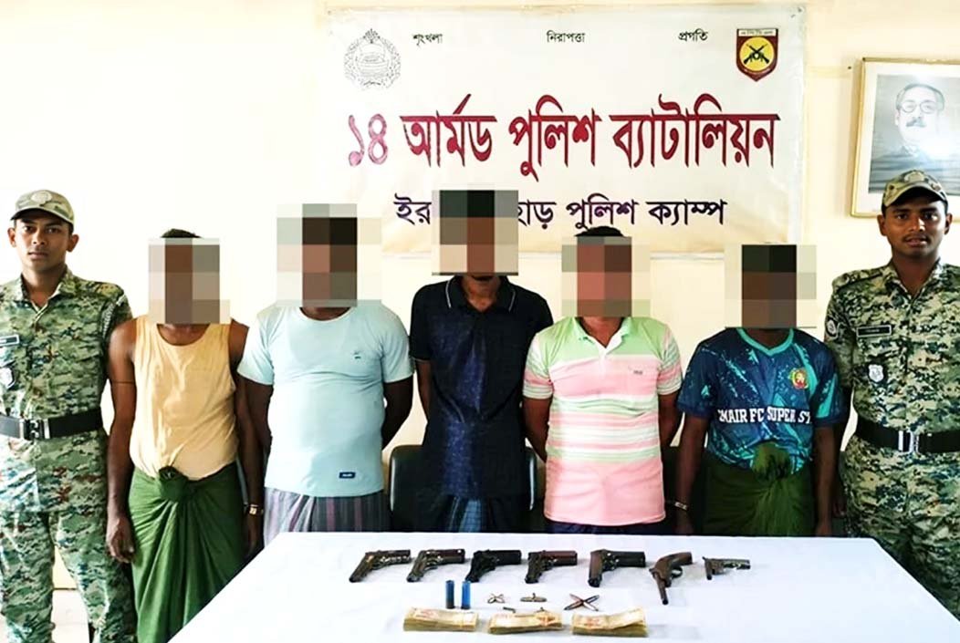 কক্সবাজারের উখিয়ায় দেশি-বিদেশি অস্ত্রসহ ৫ রোহিঙ্গা গ্রেপ্তার