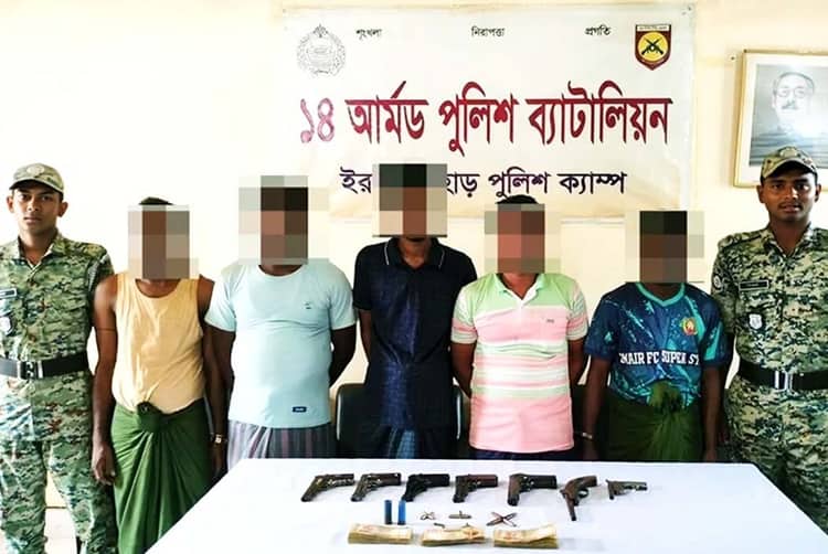 কক্সবাজারের উখিয়ায় দেশি-বিদেশি অস্ত্রসহ ৫ রোহিঙ্গা গ্রেপ্তার