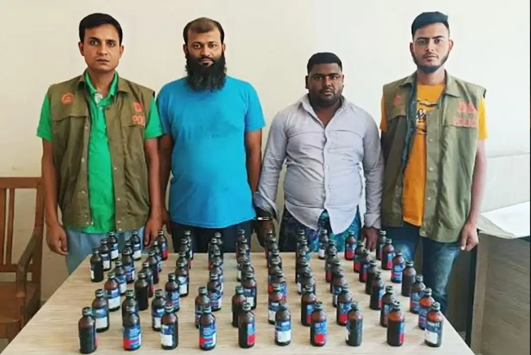 কুষ্টিয়ার দৌলতপুরে ফেনসিডিলসহ দুই যুবক আটক