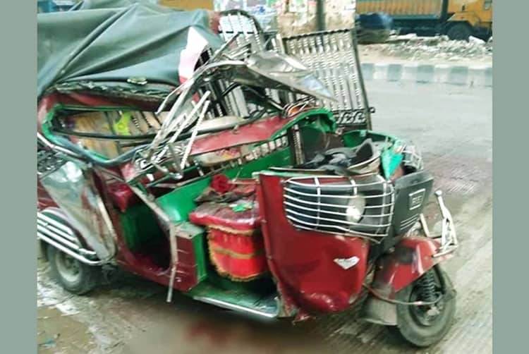 কোনাবাড়ীতে দাঁড়িয়ে থাকা কাভার্ডভ্যানে সিএনজির ধাক্কা, নিহত ১