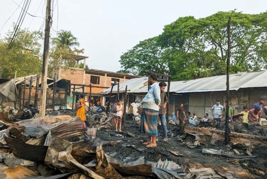 খাগড়াছড়ির দিঘীনালায় ২৫টি দোকান আগুনে পুড়ে ছাই