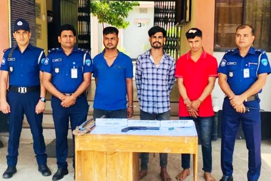 চট্টগ্রামের সীতাকুণ্ডে গরু চুরি করে পালিয়ে যাওয়ার সময় গ্রেপ্তার ৩