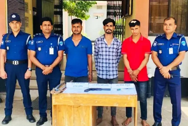 চট্টগ্রামের সীতাকুণ্ডে গরু চুরি করে পালিয়ে যাওয়ার সময় গ্রেপ্তার ৩