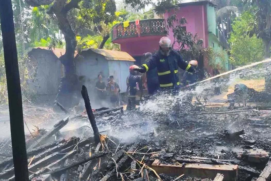 চট্টগ্রামে আতশবাজির আগুনে পুড়ে গেল ৫টি বসতঘর