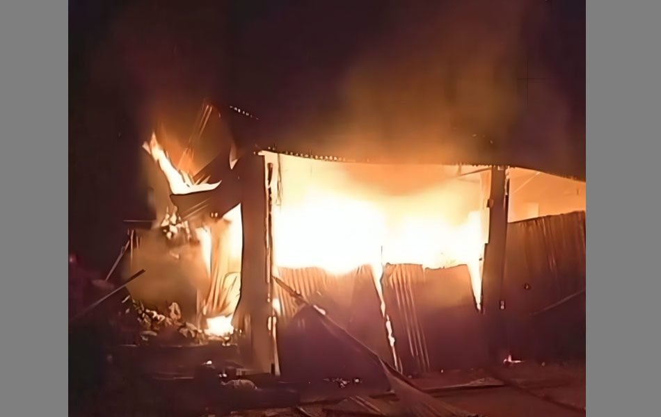 চাঁপাইনবাবগঞ্জের শিবগঞ্জে আগুনে ৯ দোকান পুড়ে ছাই