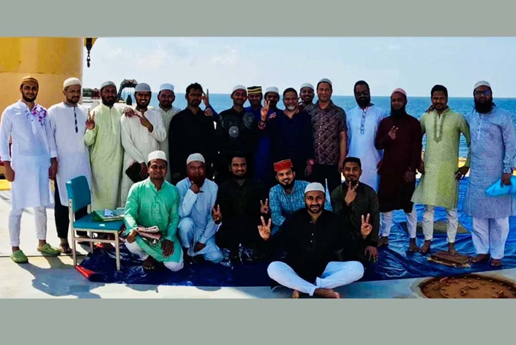 জাহাজেই ঈদের নামাজ আদায় করলেন জিম্মি নাবিকরা