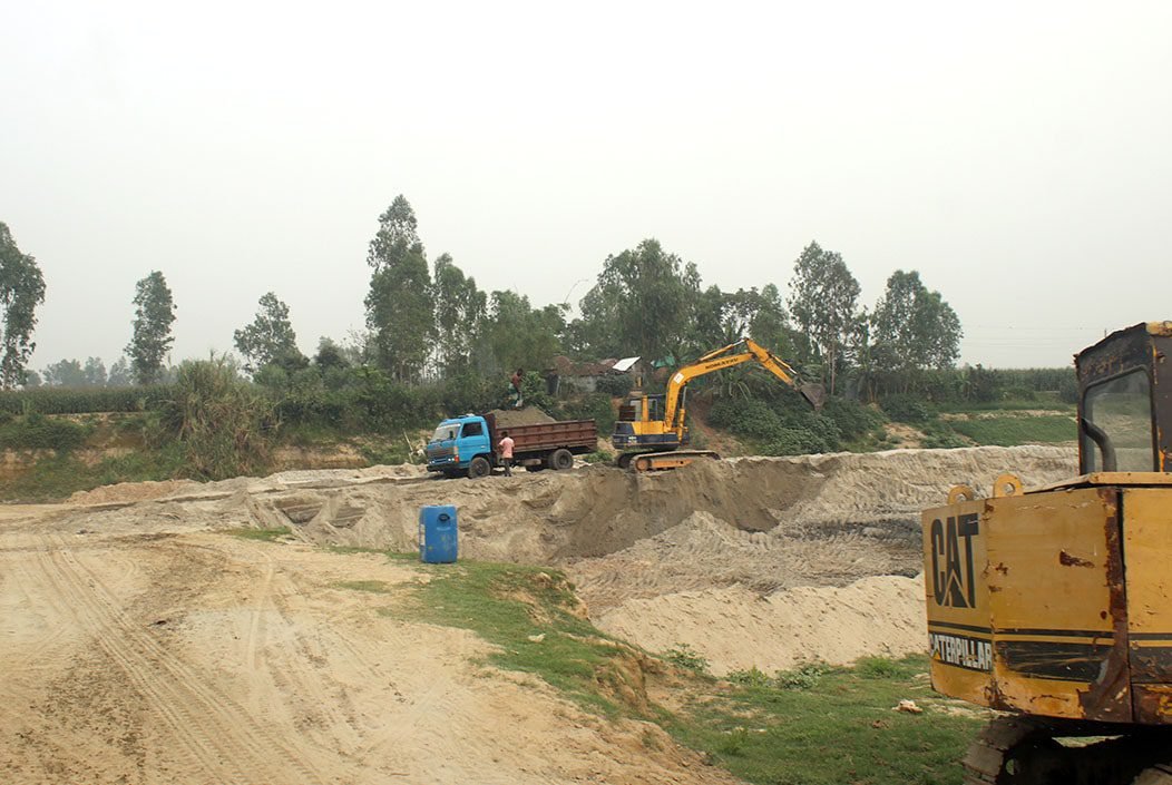 অবৈধভাবে বালু উত্তোলন, দায় কার?