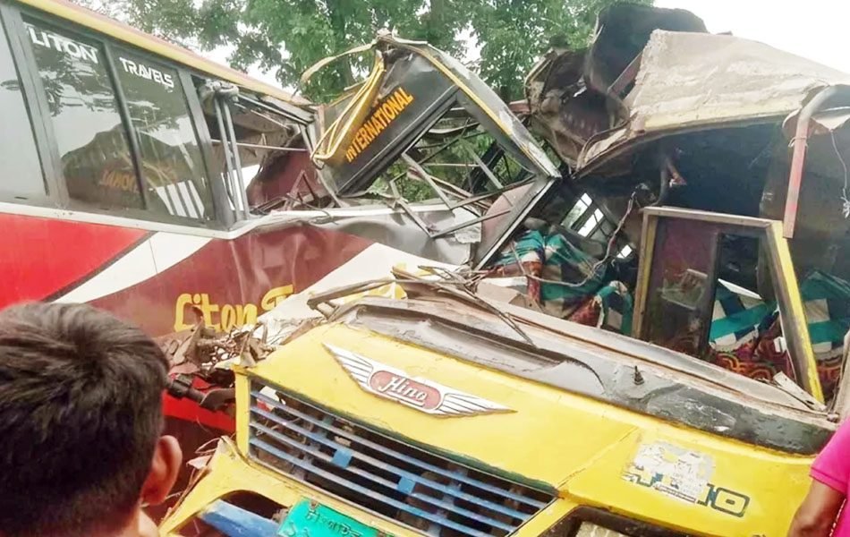 নড়াইলে দুই বাসের সংঘর্ষে নিহত ১, আহত ১৫