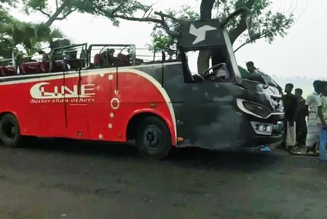 নিয়ন্ত্রণ হারিয়ে গাছের সঙ্গে ধাক্কা খেয়ে উড়ে গেল বাসের ছাদ, নিহত ১