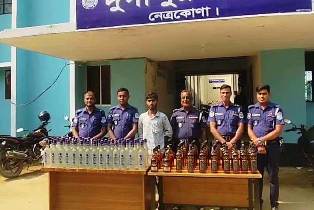 নেত্রকোণার দুর্গাপুরে বালুর ট্রাকে মিলল ৮৮ বোতল ভারতীয় মদ