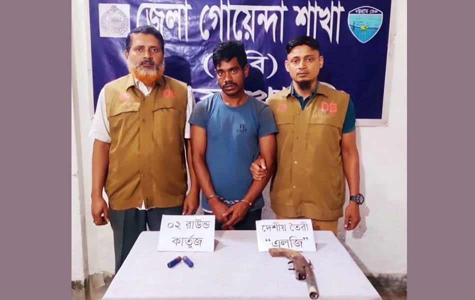 নোয়াখালীর বেগমগঞ্জে অস্ত্র ও গুলিসহ যুবক আটক
