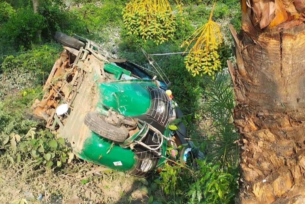পটুয়াখালীর কলাপাড়ায় সিএনজি নিয়ন্ত্রণ হারিয়ে খাদে পড়ে নিহত ২